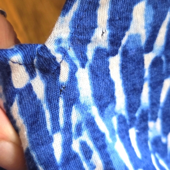 Michael Kors Blue Patterned Top With Keyhole Opening. 1 Flaw! - Picture 4 of 5